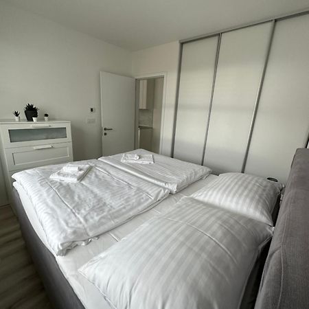 Ein Park Apartment With Free Parking Pressburg Exterior foto